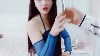 年轻小哥和两个风骚少妇玩3P叠罗汉加上个电动小炮机辅助普通话对白