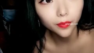 18岁的金发女郎与她的第一次三人行,包括大胸部和群交