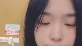 欧洲夫妇在热辣的三人行中变得淘气