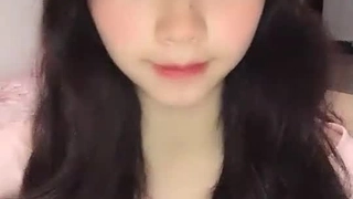 怀孕的Nina脱光衣服用手指玩弄她的阴蒂