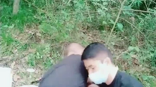 肉嘟嘟的妹妹胸部很挺很粉，躺下夹着腿一线天美鲍鱼，特写粉穴很紧致