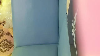 舔和用手指刺激年轻的剃光阴户,直到高潮
