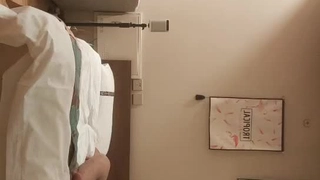 美乳胸大的性感平面嫩模美女被土豪摄影师约到工作室拍摄捆绑照片时被振动棒搞到高潮自己坐鸡鸡上操!