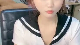 小胸部的少女沉迷于肛交自慰