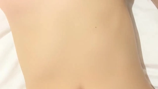 性感的嘴唇让她的屁股被操,阴道里充满了精液