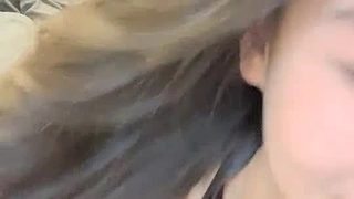 极品美女十柒学姐扶着桌子被炮友后入，黑丝美腿性感翘臀，坐椅子上抬起双腿，一下下深插