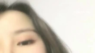 年轻而兴奋的保姆Ivy Aura接受了一根大鸡巴